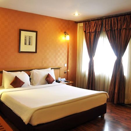 Indismart Hotel Kolkata Bagian luar foto