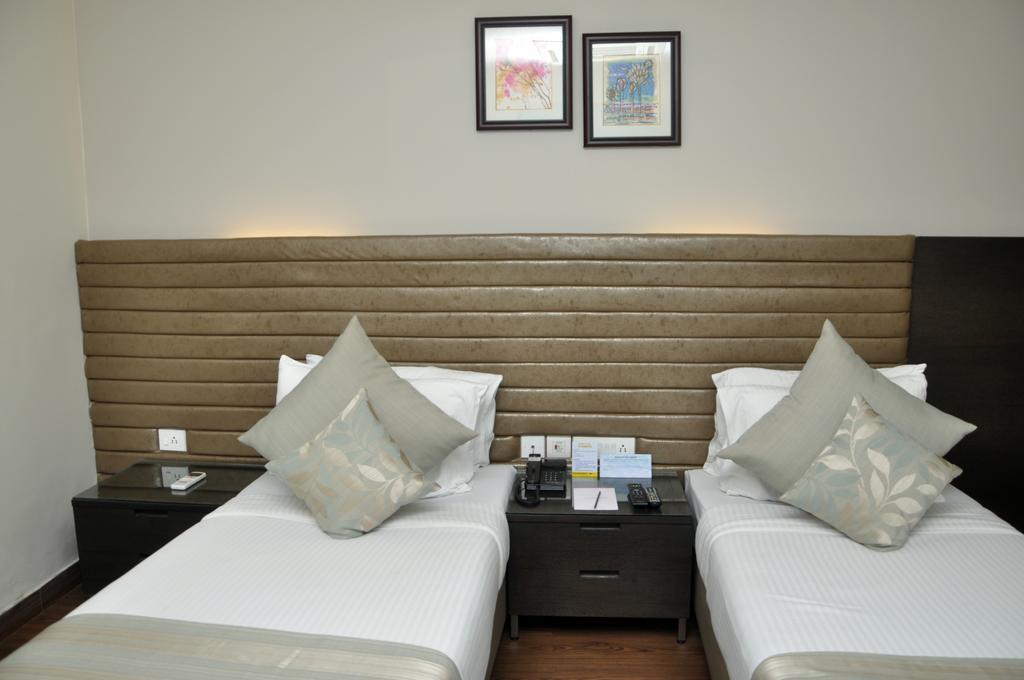 Indismart Hotel Kolkata Bagian luar foto