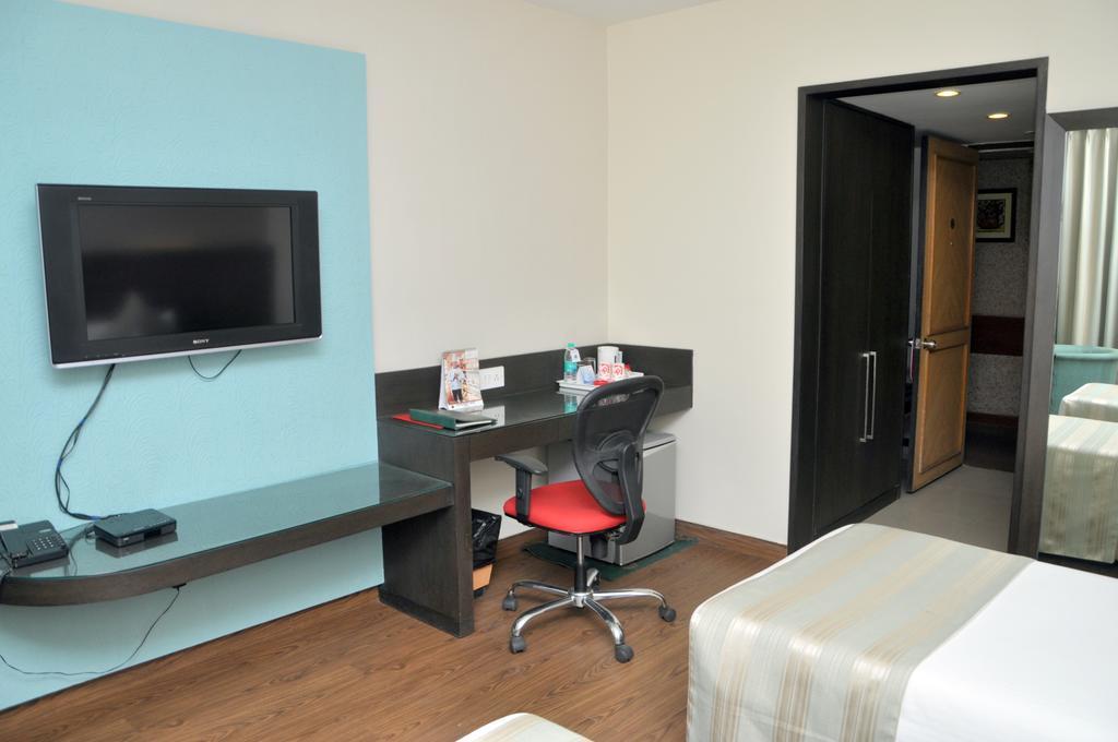 Indismart Hotel Kolkata Bagian luar foto