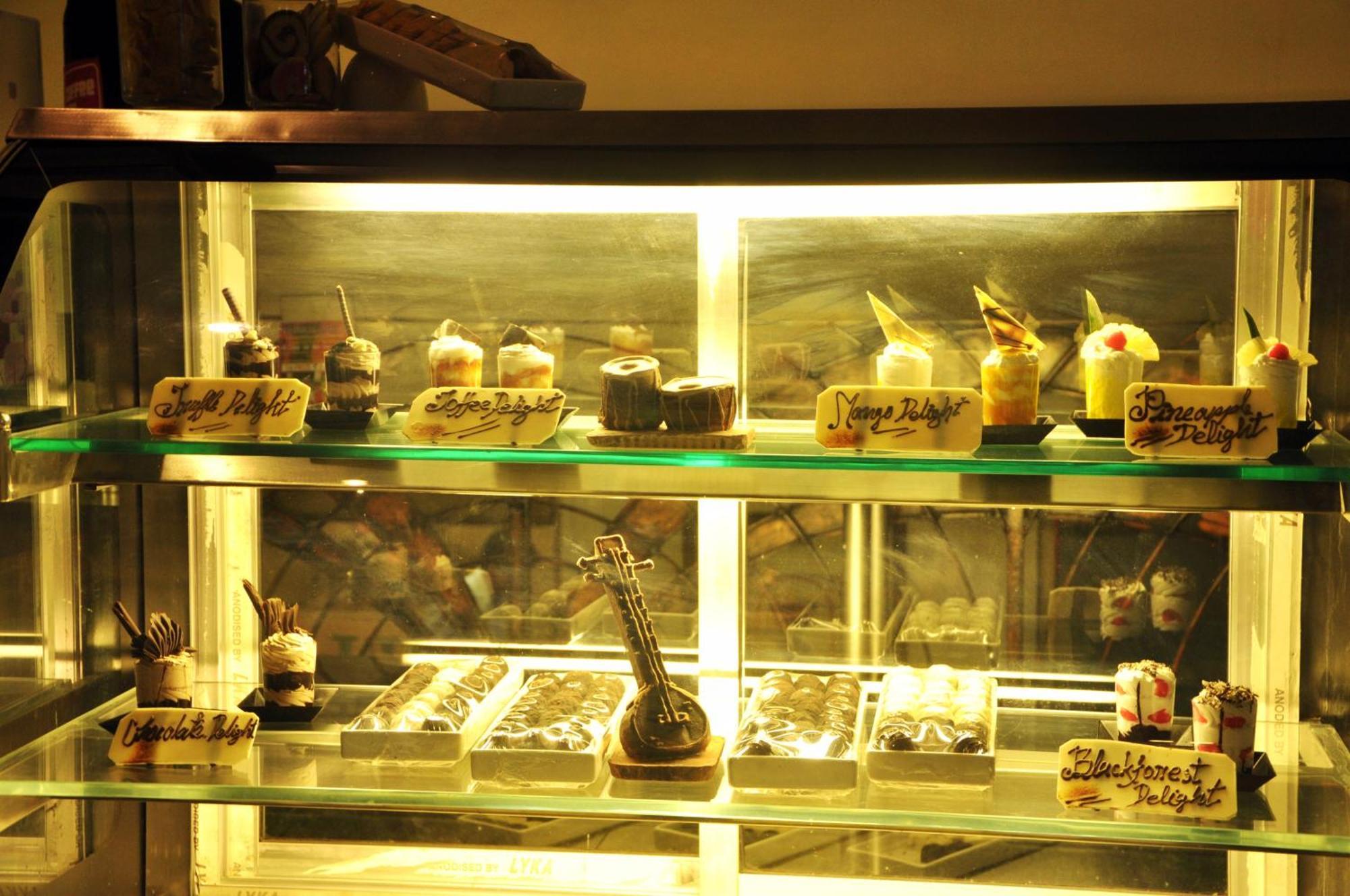 Indismart Hotel Kolkata Bagian luar foto