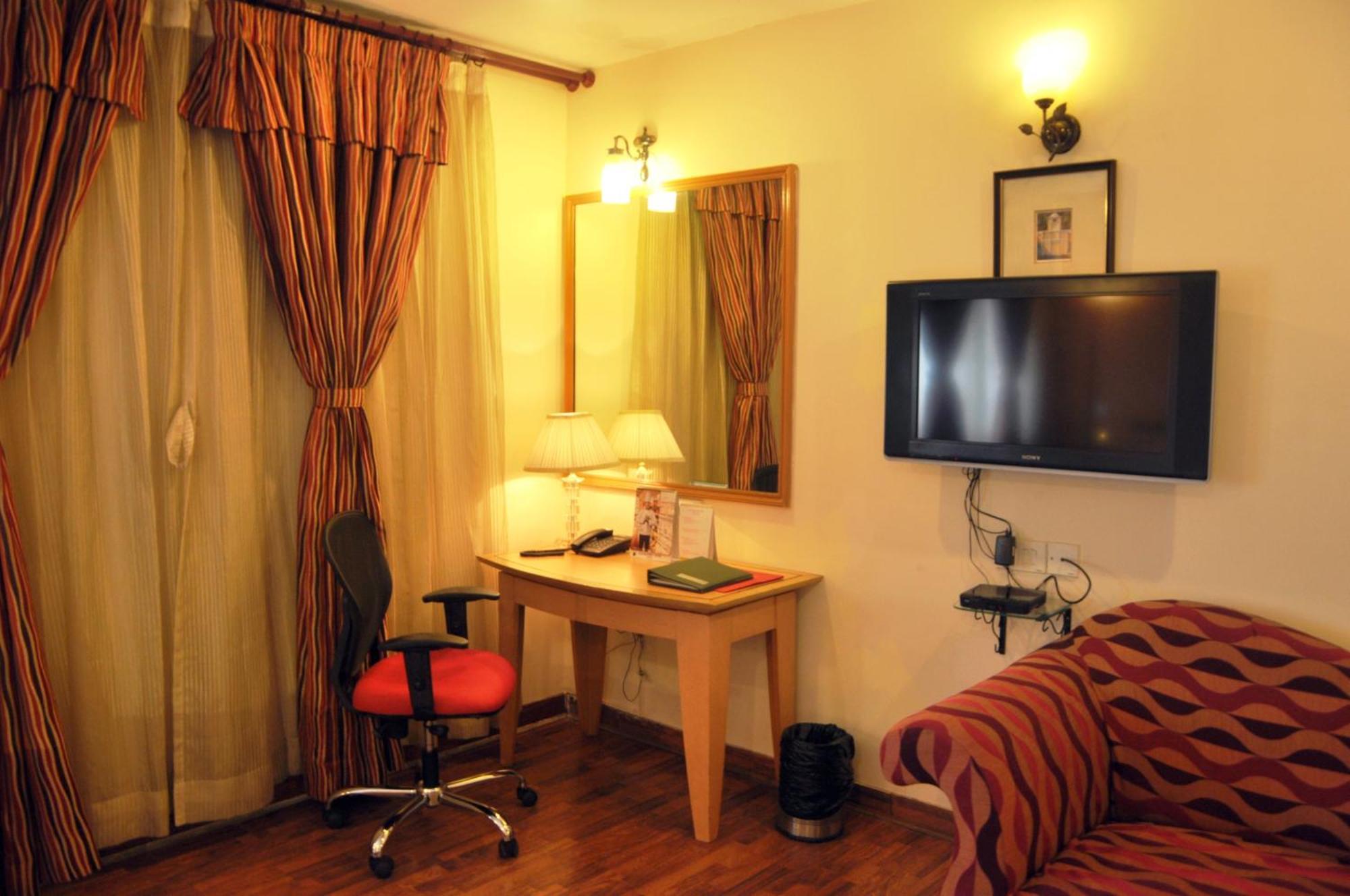 Indismart Hotel Kolkata Bagian luar foto