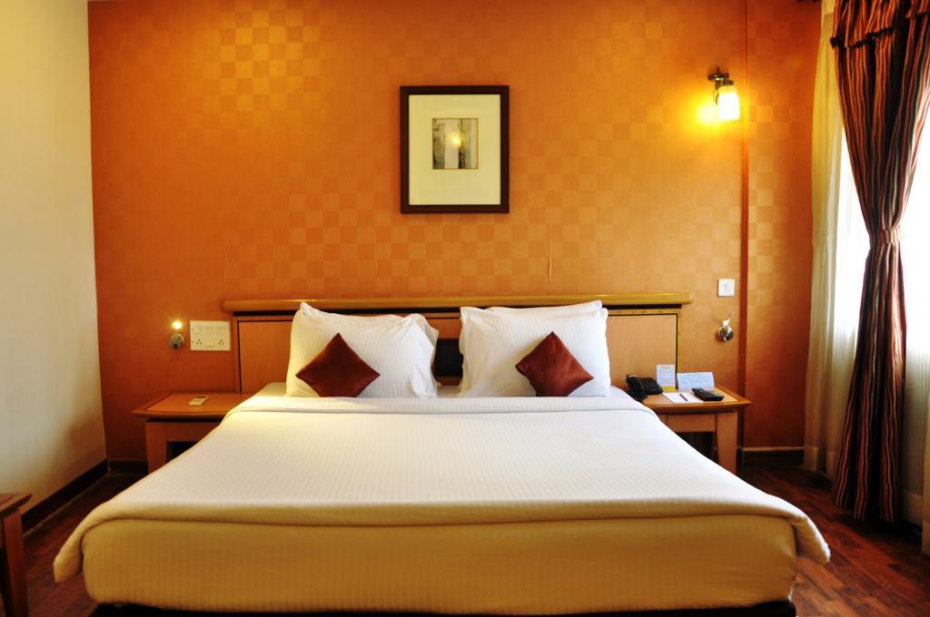Indismart Hotel Kolkata Bagian luar foto