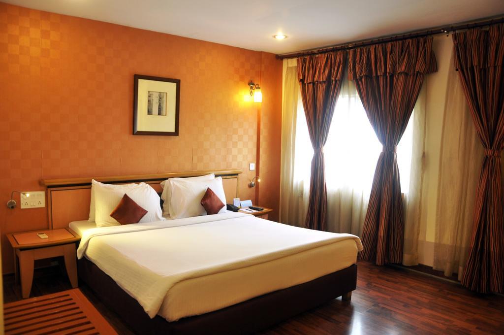 Indismart Hotel Kolkata Bagian luar foto