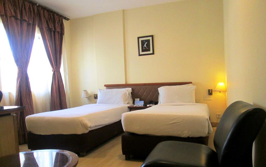 Indismart Hotel Kolkata Bagian luar foto