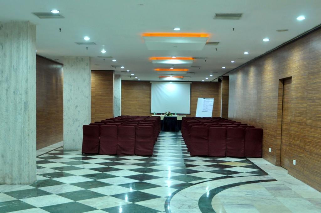 Indismart Hotel Kolkata Bagian luar foto
