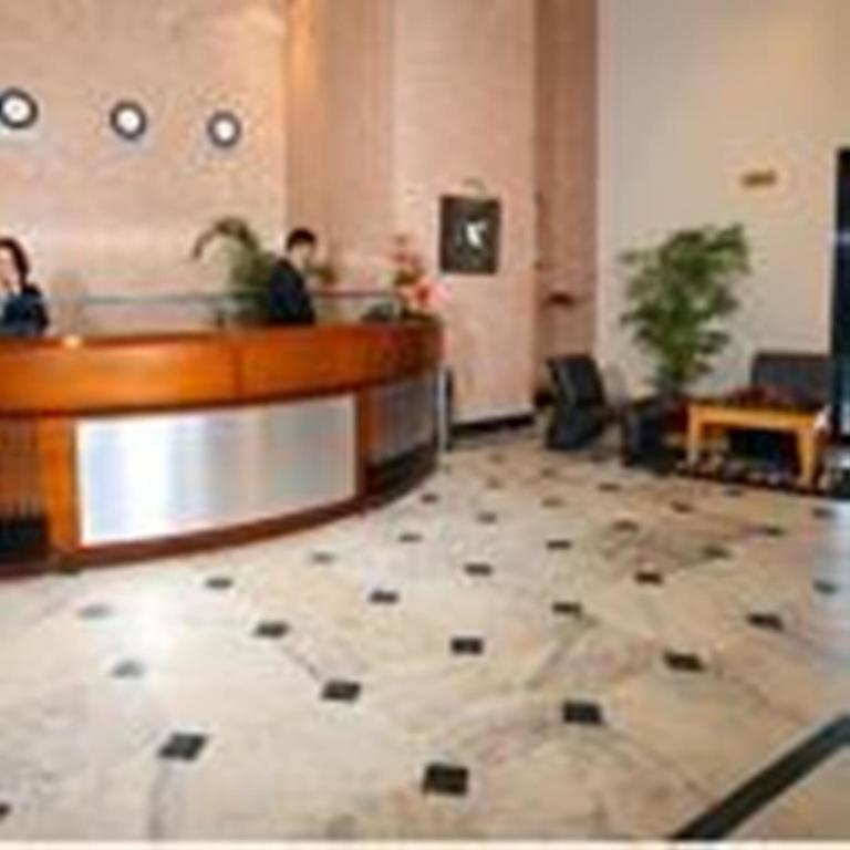 Indismart Hotel Kolkata Bagian luar foto