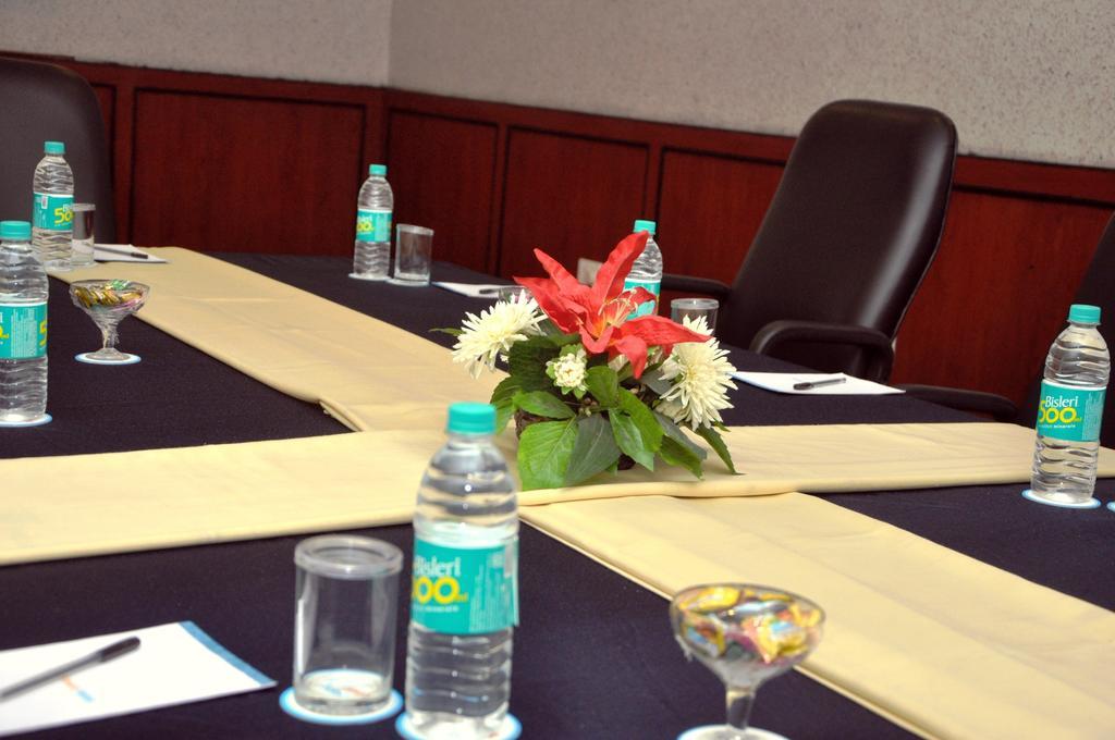 Indismart Hotel Kolkata Bagian luar foto