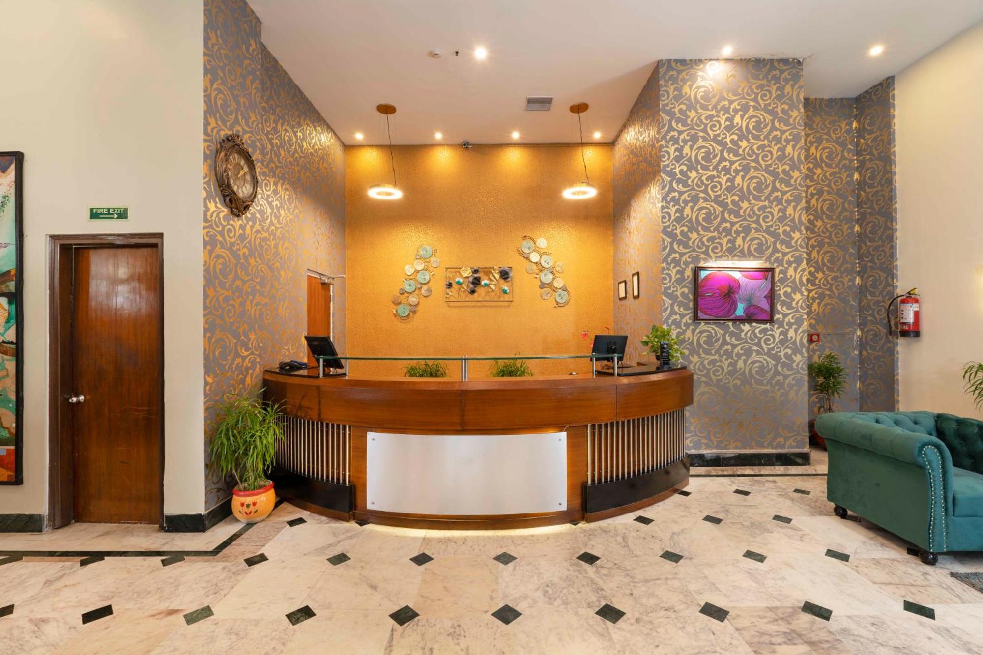 Indismart Hotel Kolkata Bagian luar foto