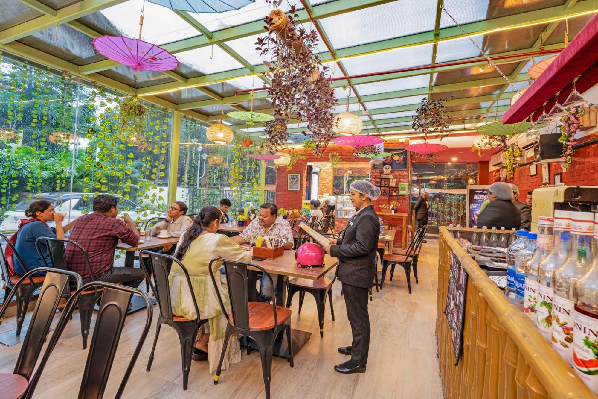 Indismart Hotel Kolkata Bagian luar foto