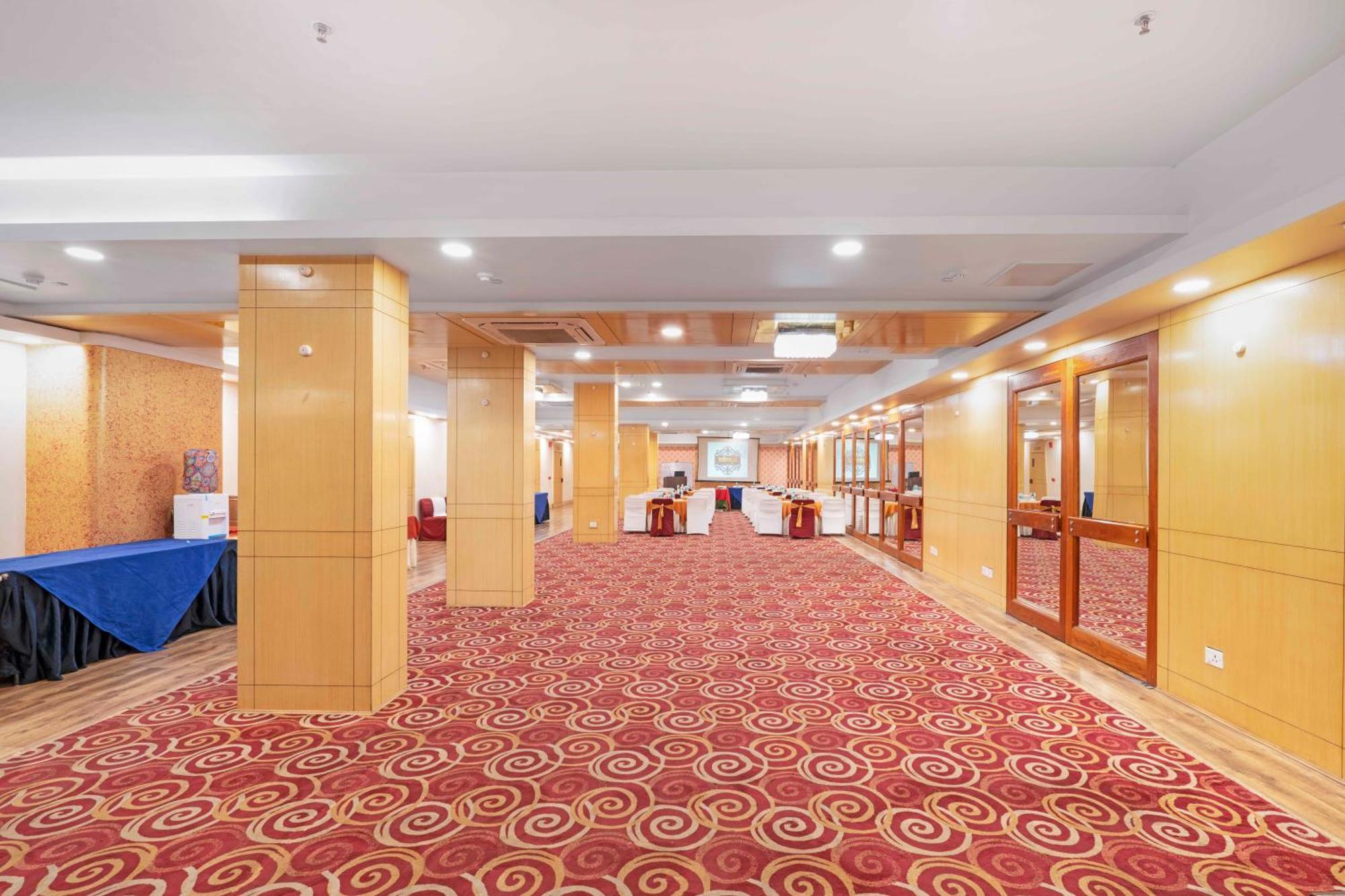 Indismart Hotel Kolkata Bagian luar foto