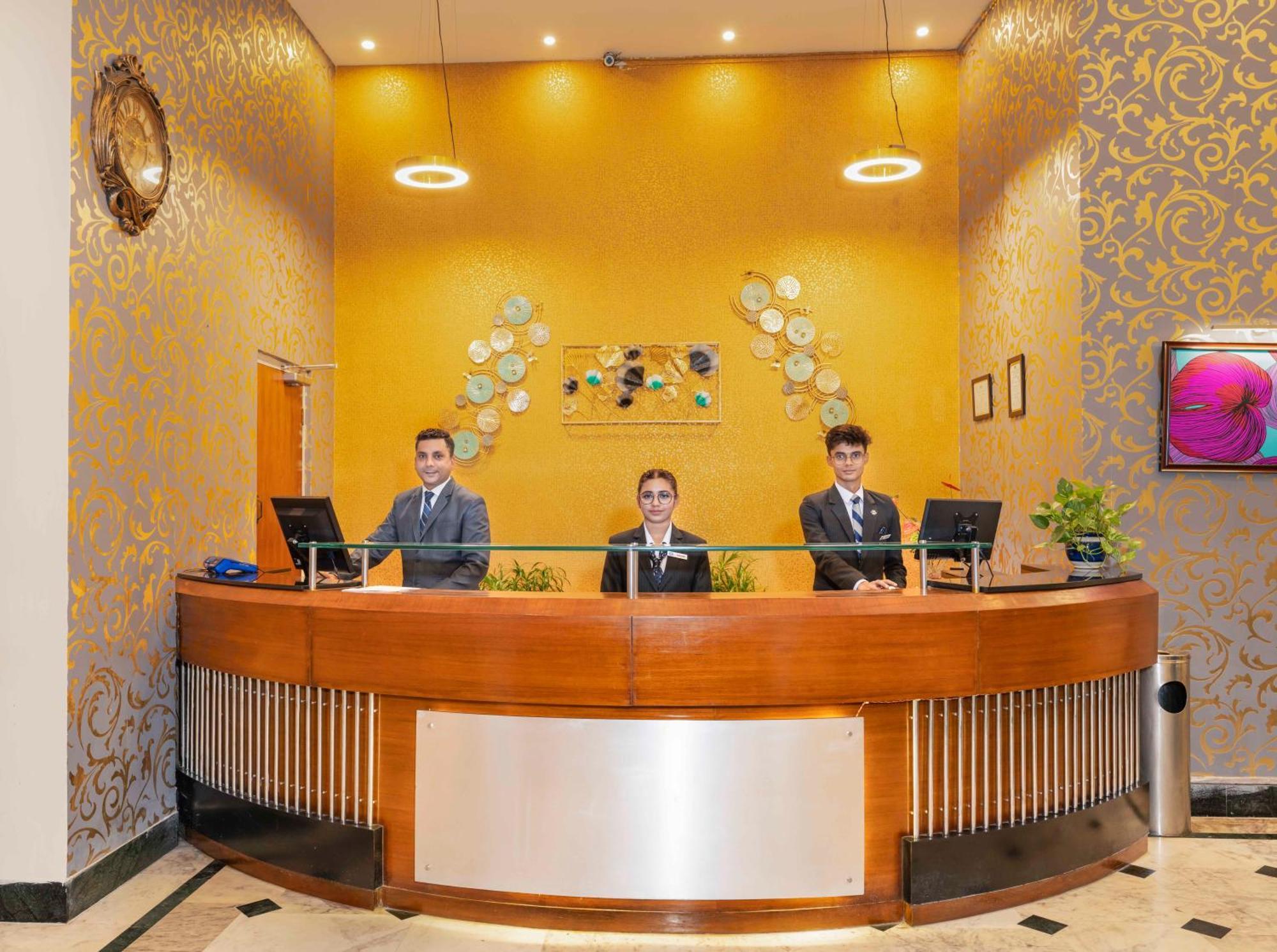 Indismart Hotel Kolkata Bagian luar foto
