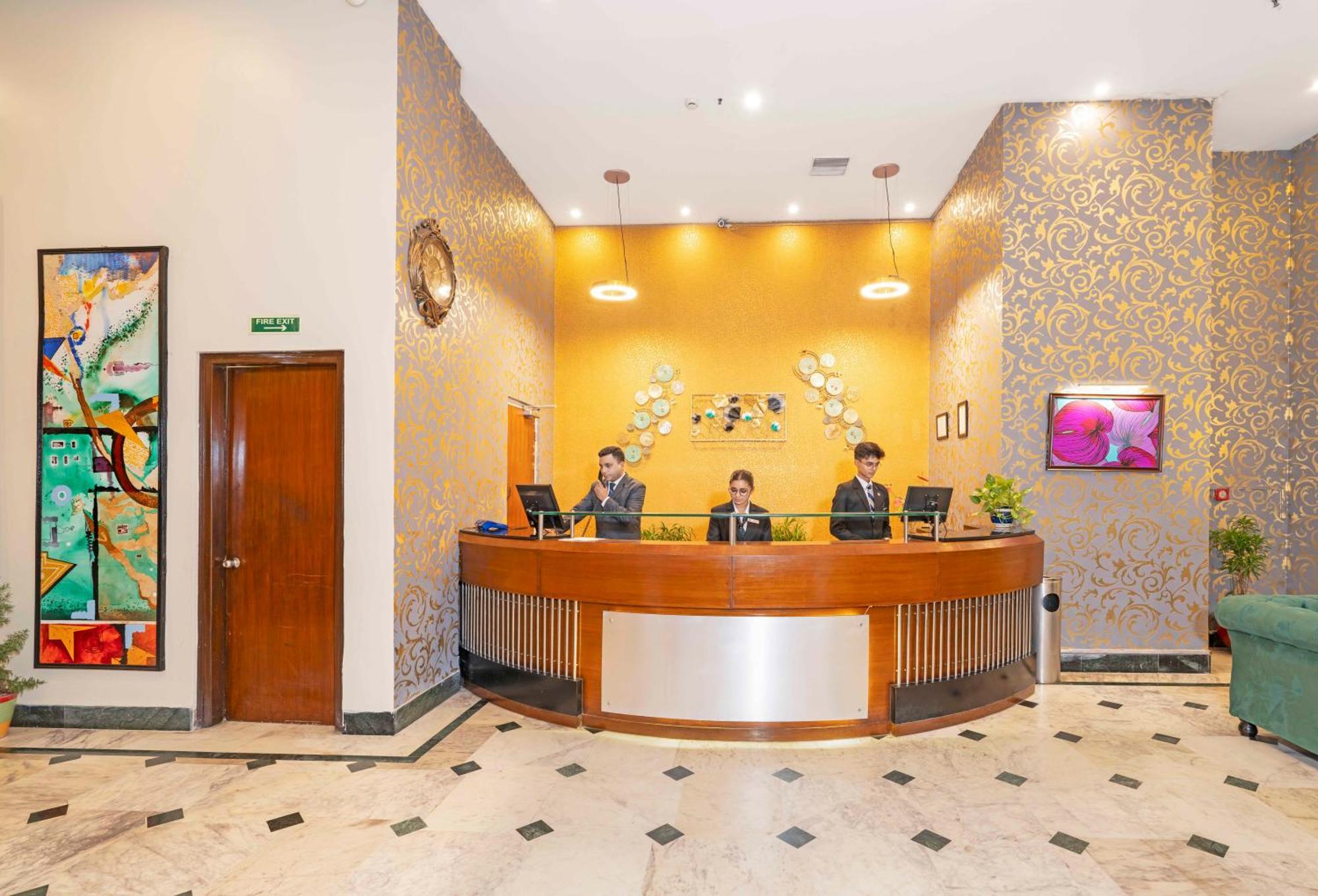 Indismart Hotel Kolkata Bagian luar foto
