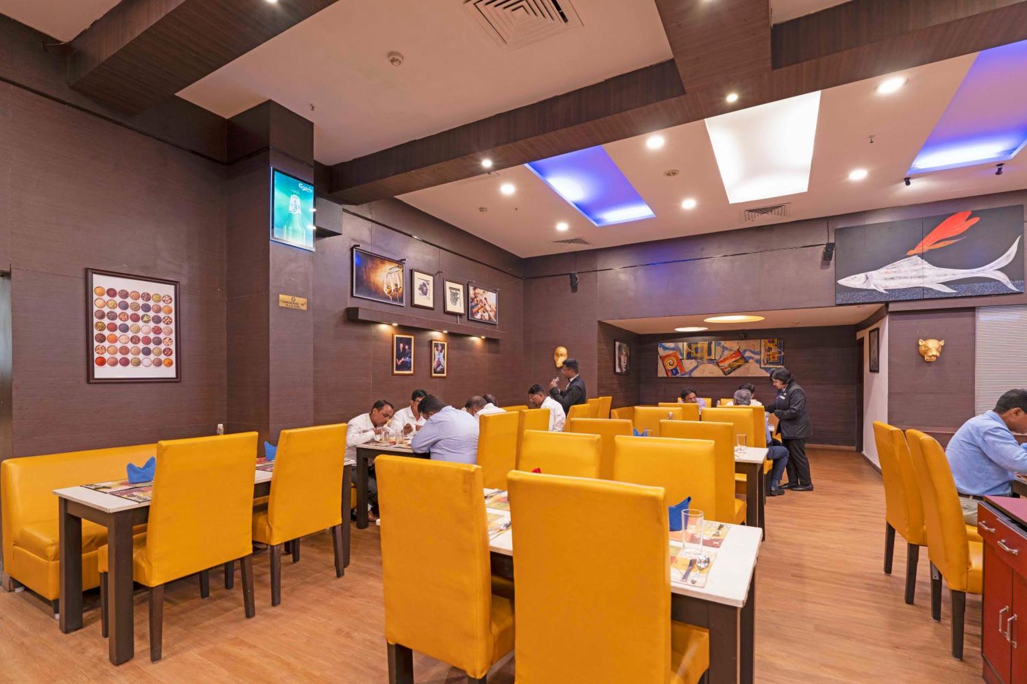 Indismart Hotel Kolkata Bagian luar foto