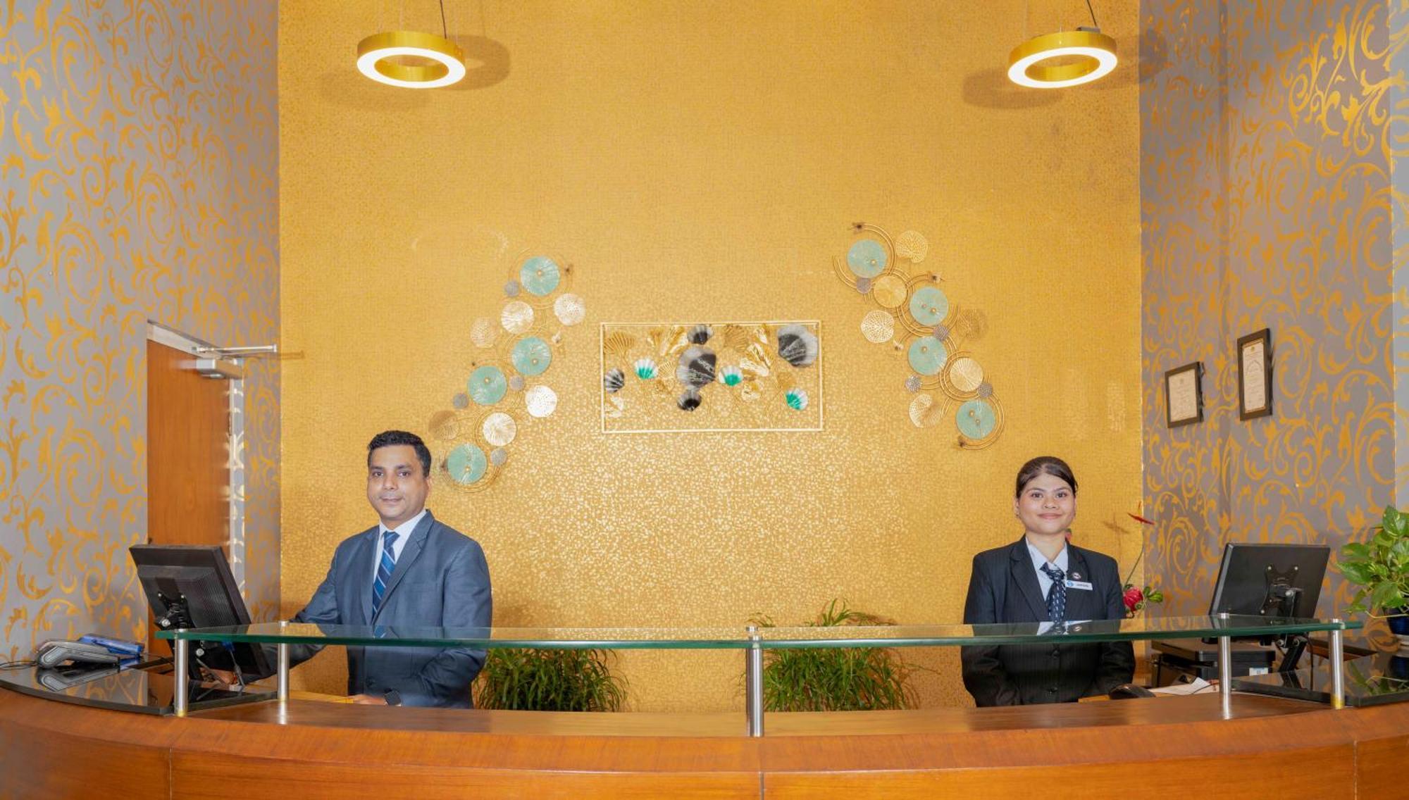 Indismart Hotel Kolkata Bagian luar foto