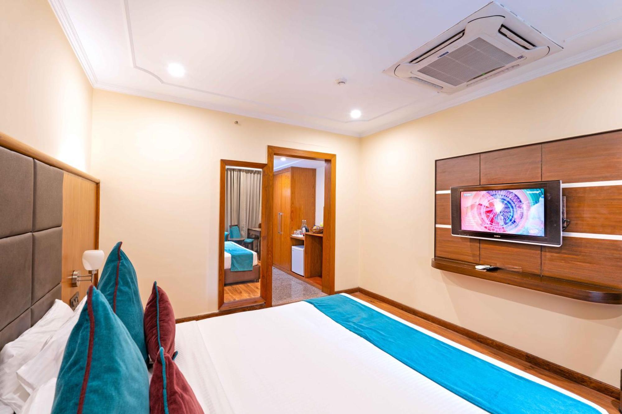 Indismart Hotel Kolkata Bagian luar foto