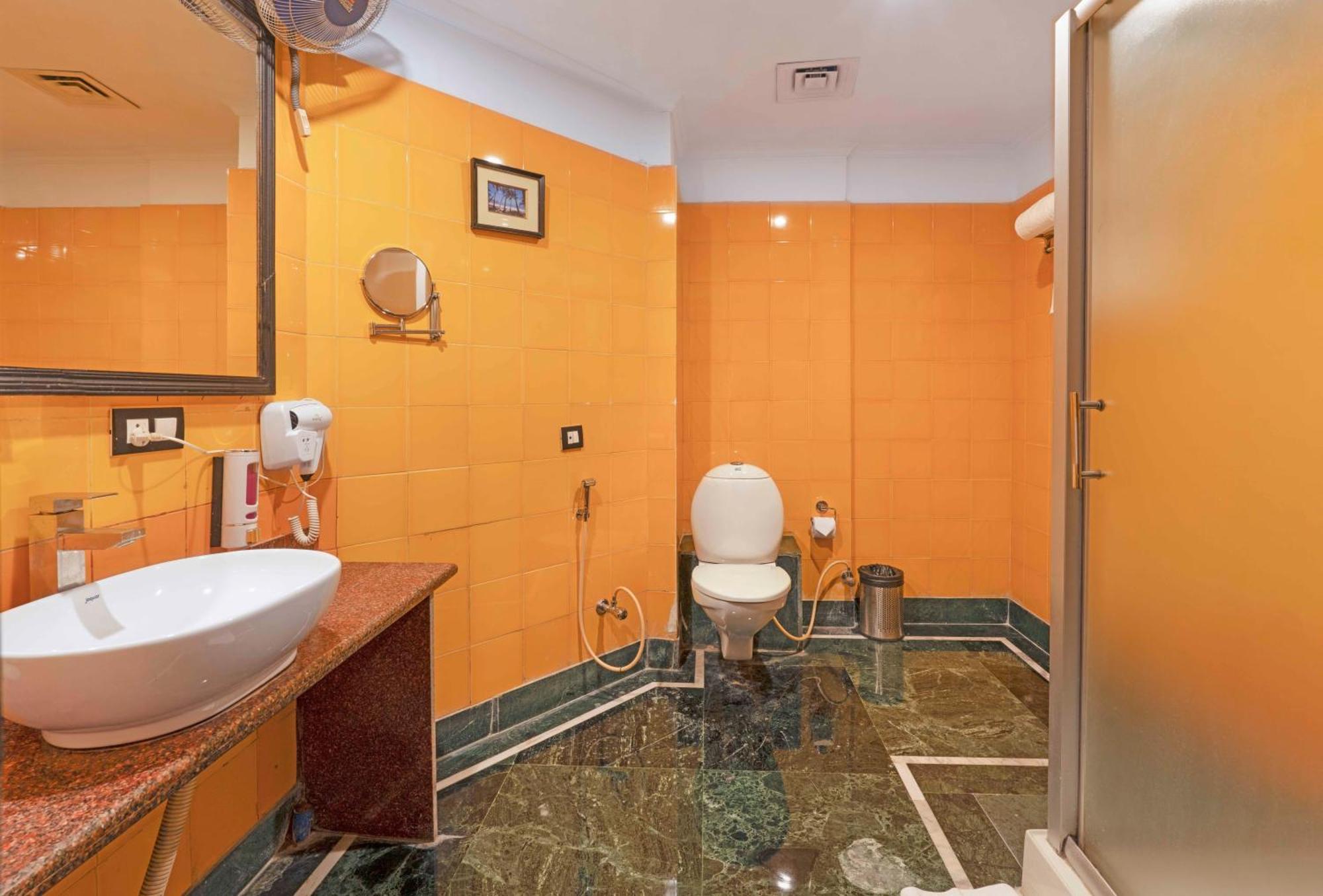 Indismart Hotel Kolkata Bagian luar foto