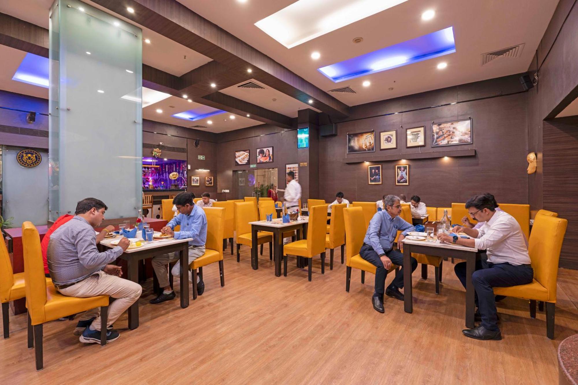 Indismart Hotel Kolkata Bagian luar foto