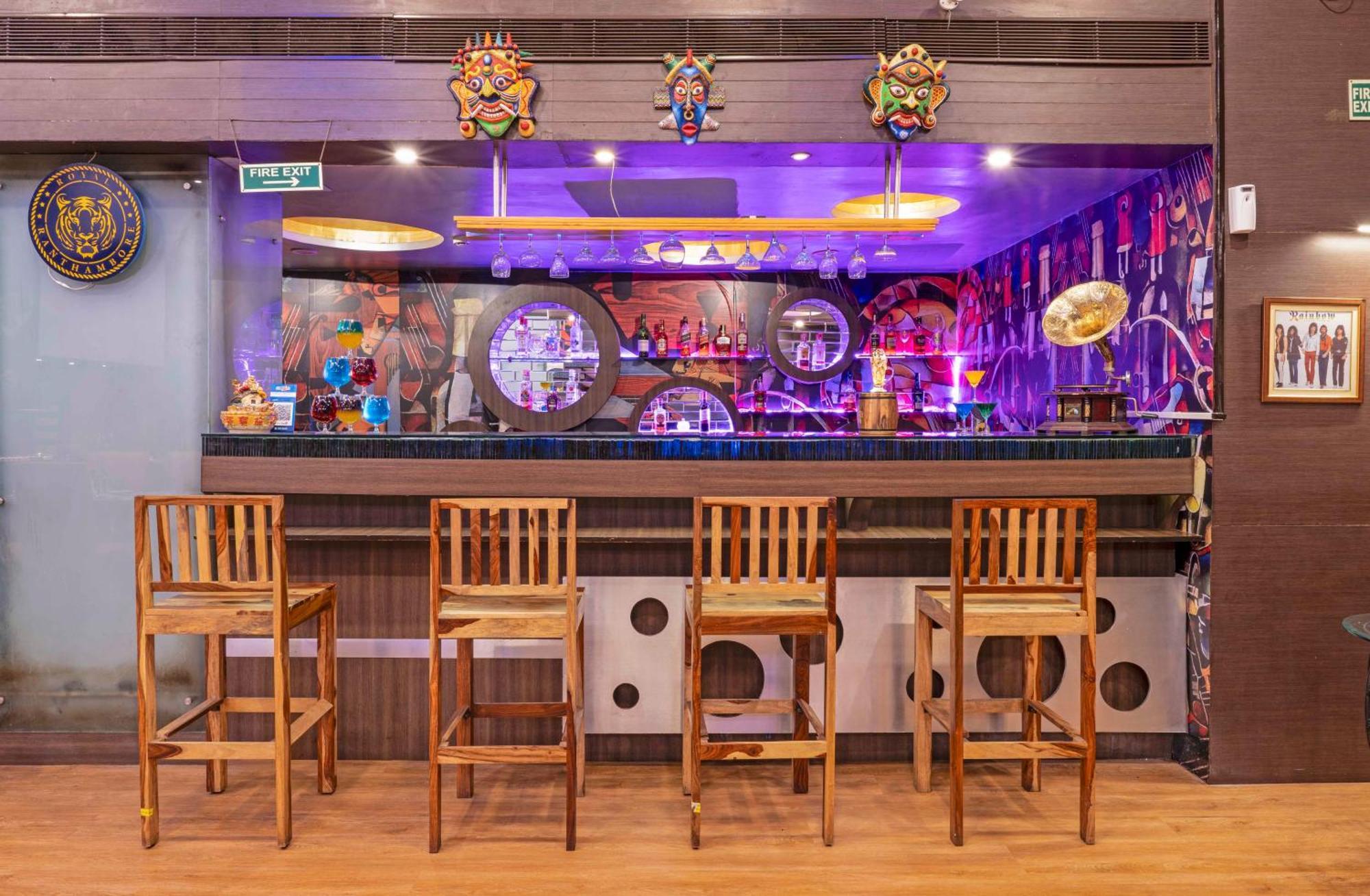Indismart Hotel Kolkata Bagian luar foto