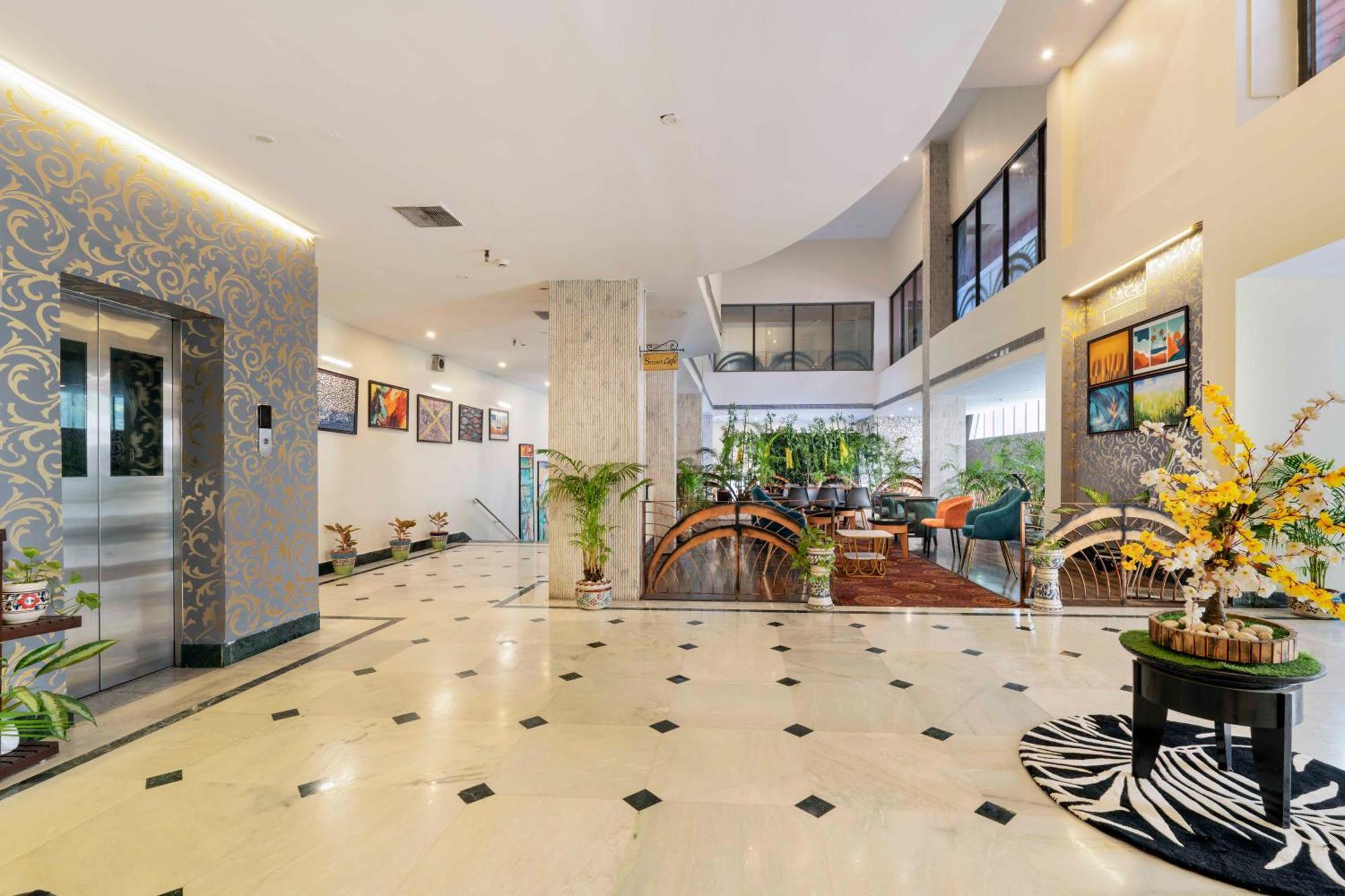 Indismart Hotel Kolkata Bagian luar foto