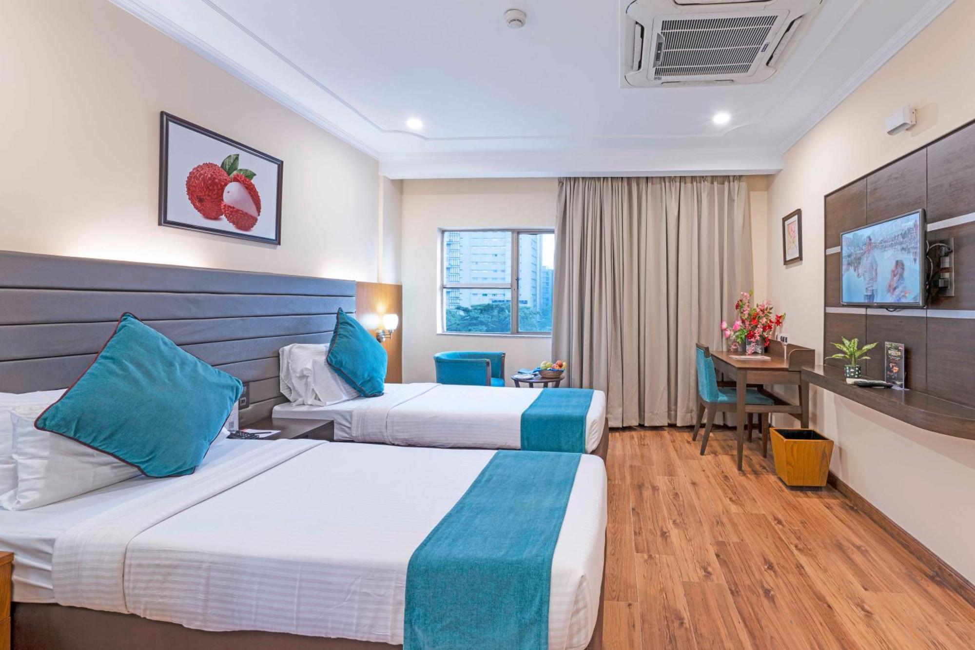 Indismart Hotel Kolkata Bagian luar foto
