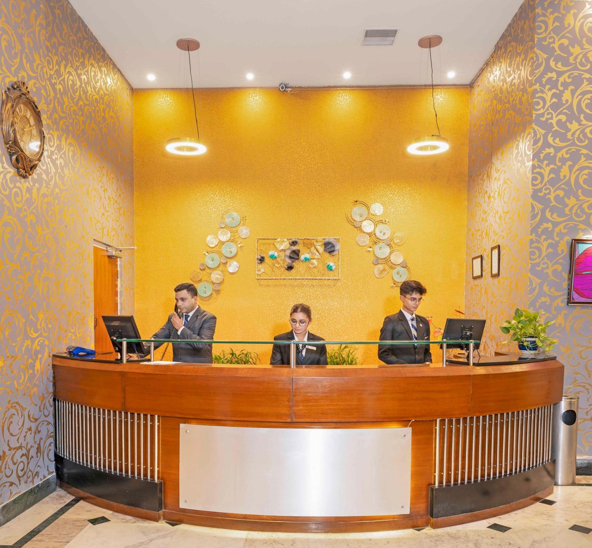Indismart Hotel Kolkata Bagian luar foto