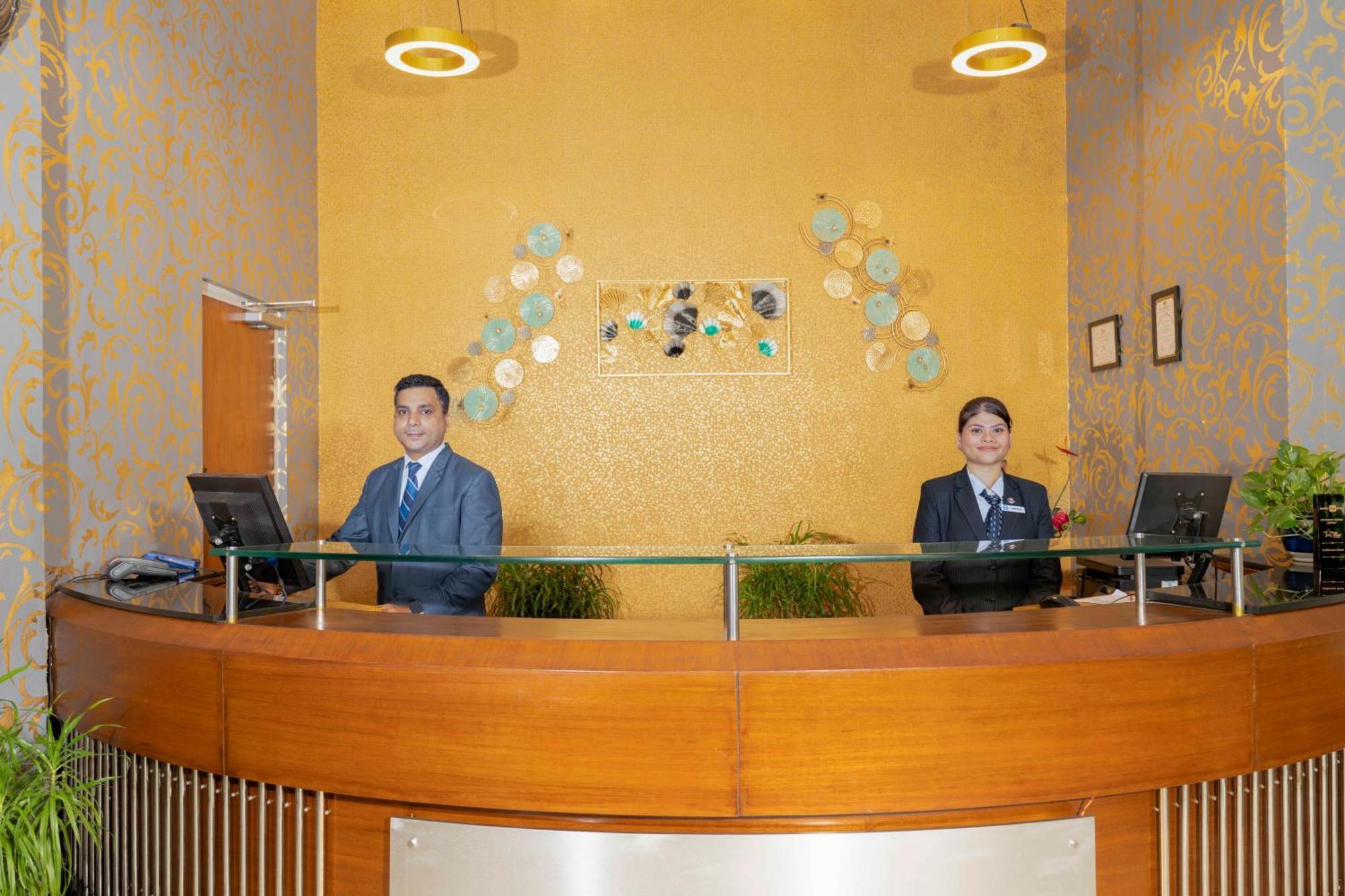 Indismart Hotel Kolkata Bagian luar foto