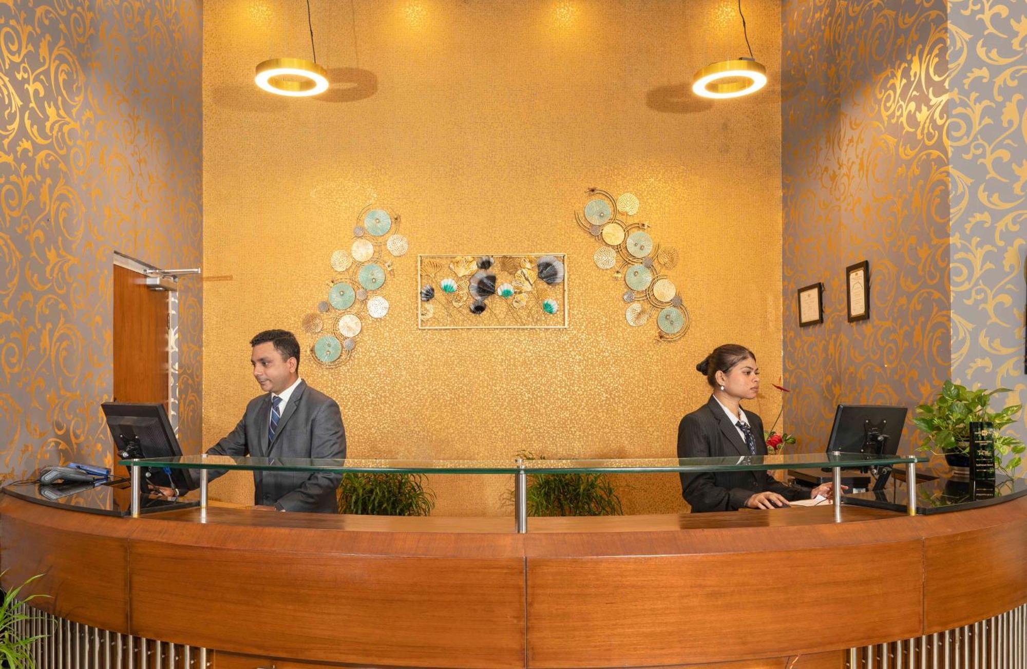 Indismart Hotel Kolkata Bagian luar foto