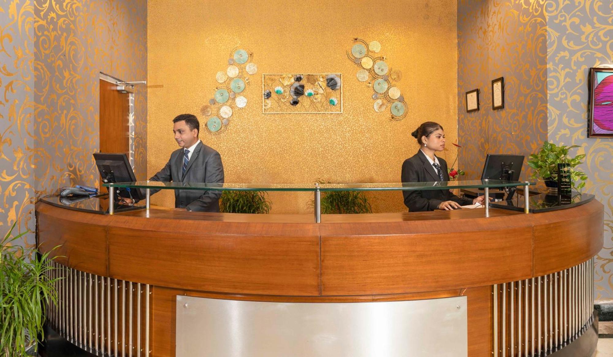 Indismart Hotel Kolkata Bagian luar foto