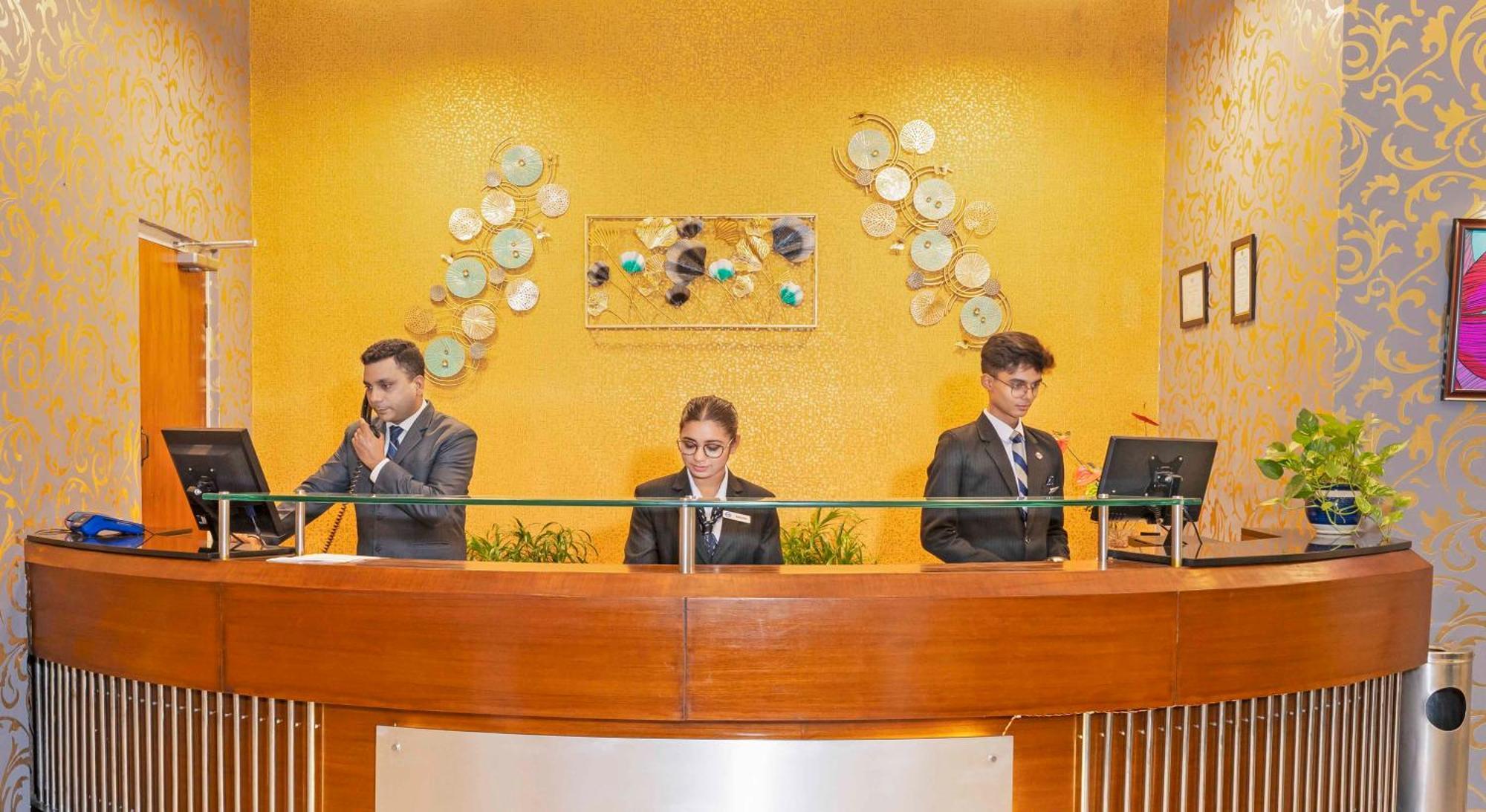 Indismart Hotel Kolkata Bagian luar foto