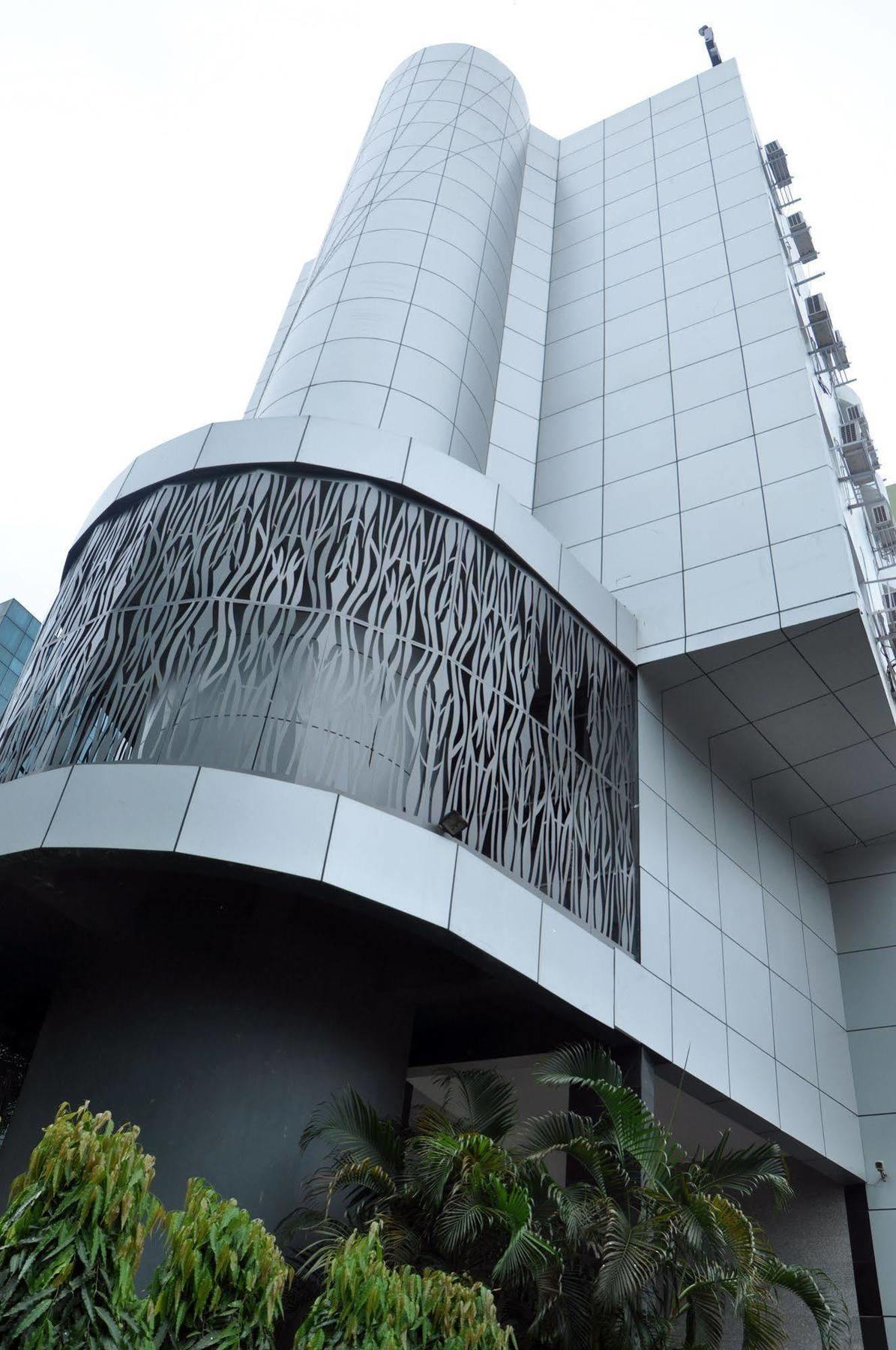 Indismart Hotel Kolkata Bagian luar foto
