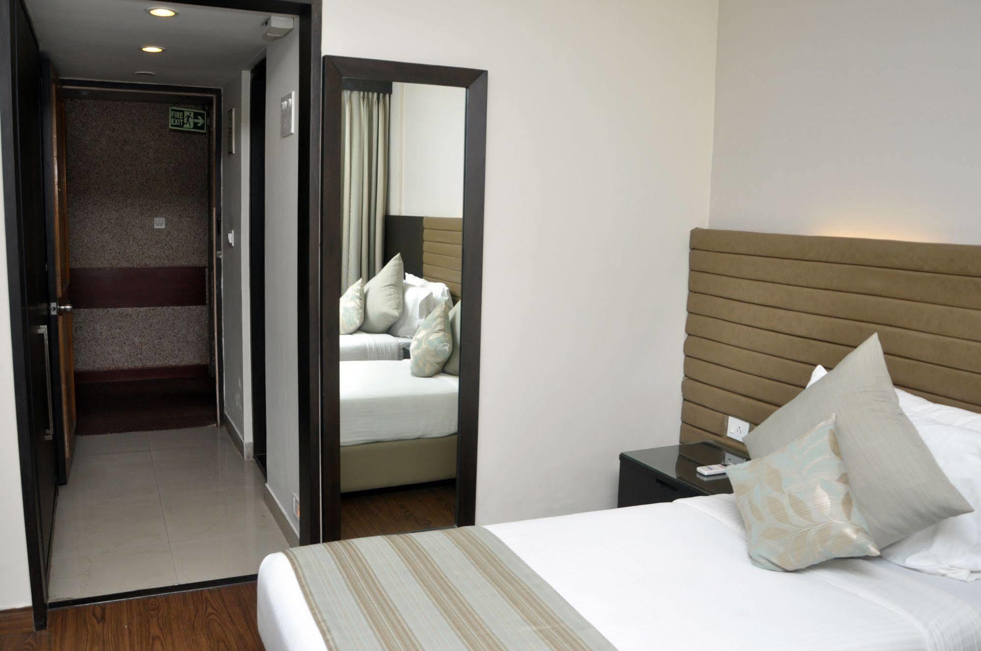 Indismart Hotel Kolkata Bagian luar foto
