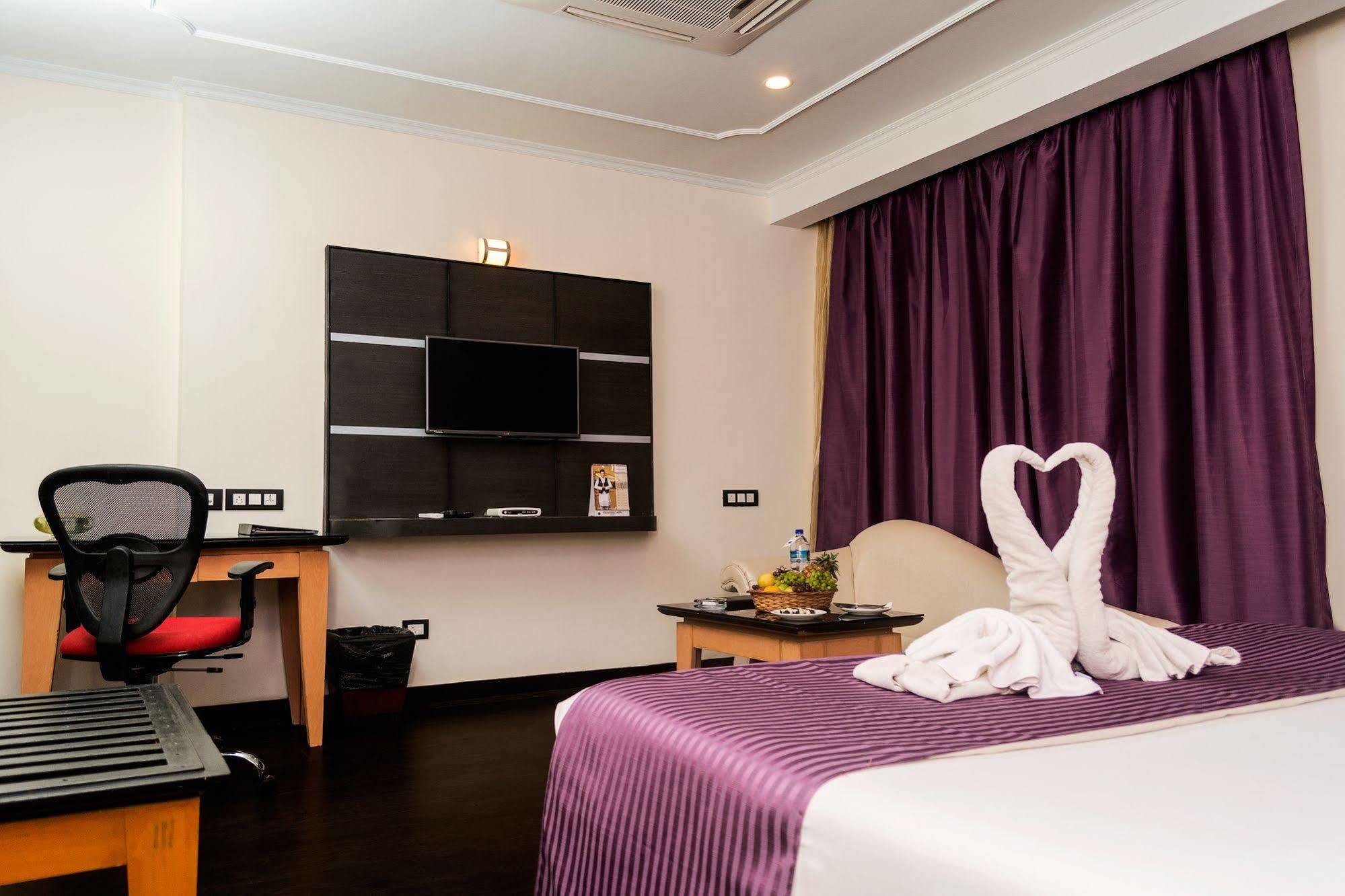 Indismart Hotel Kolkata Bagian luar foto