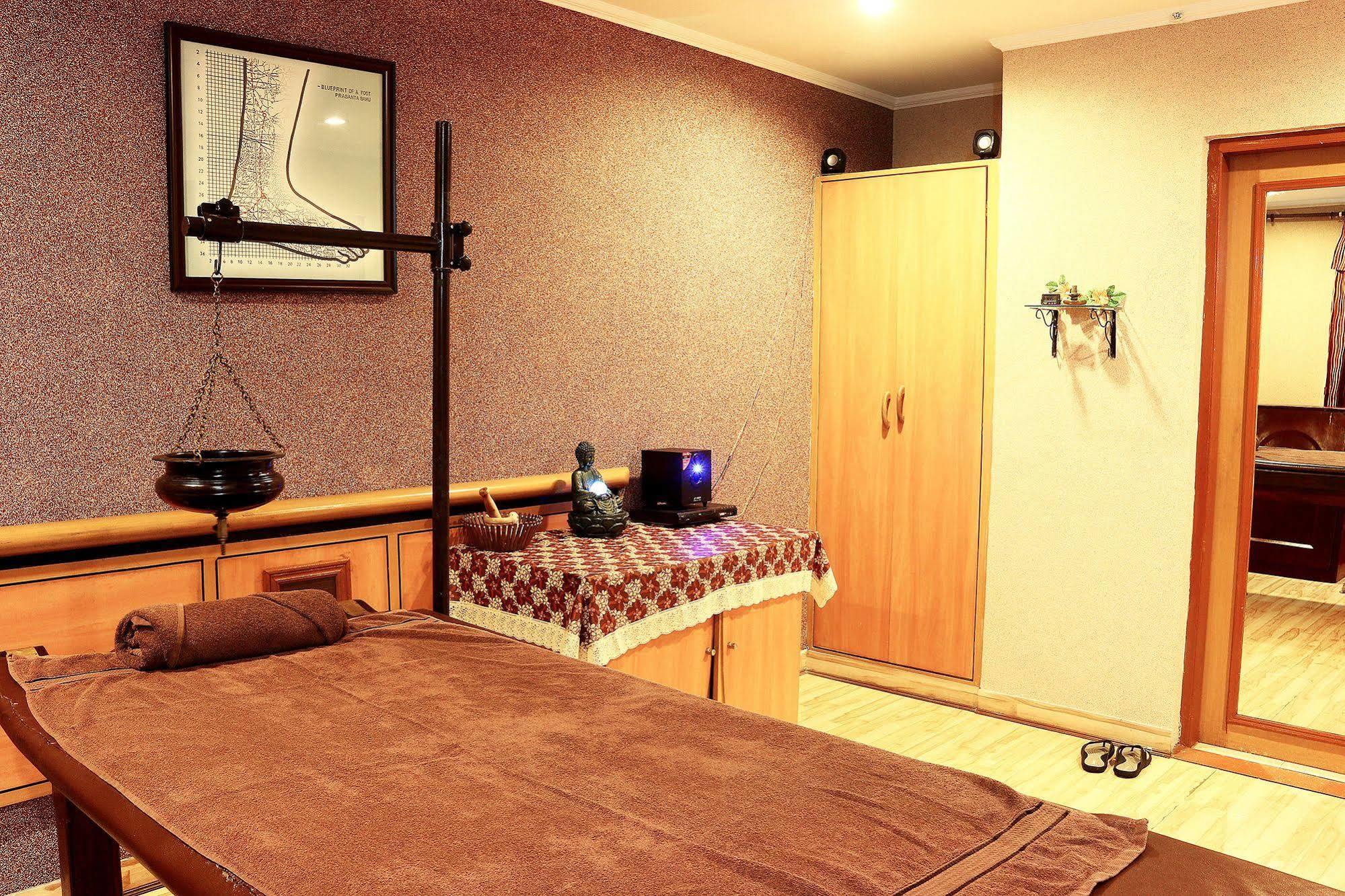 Indismart Hotel Kolkata Bagian luar foto