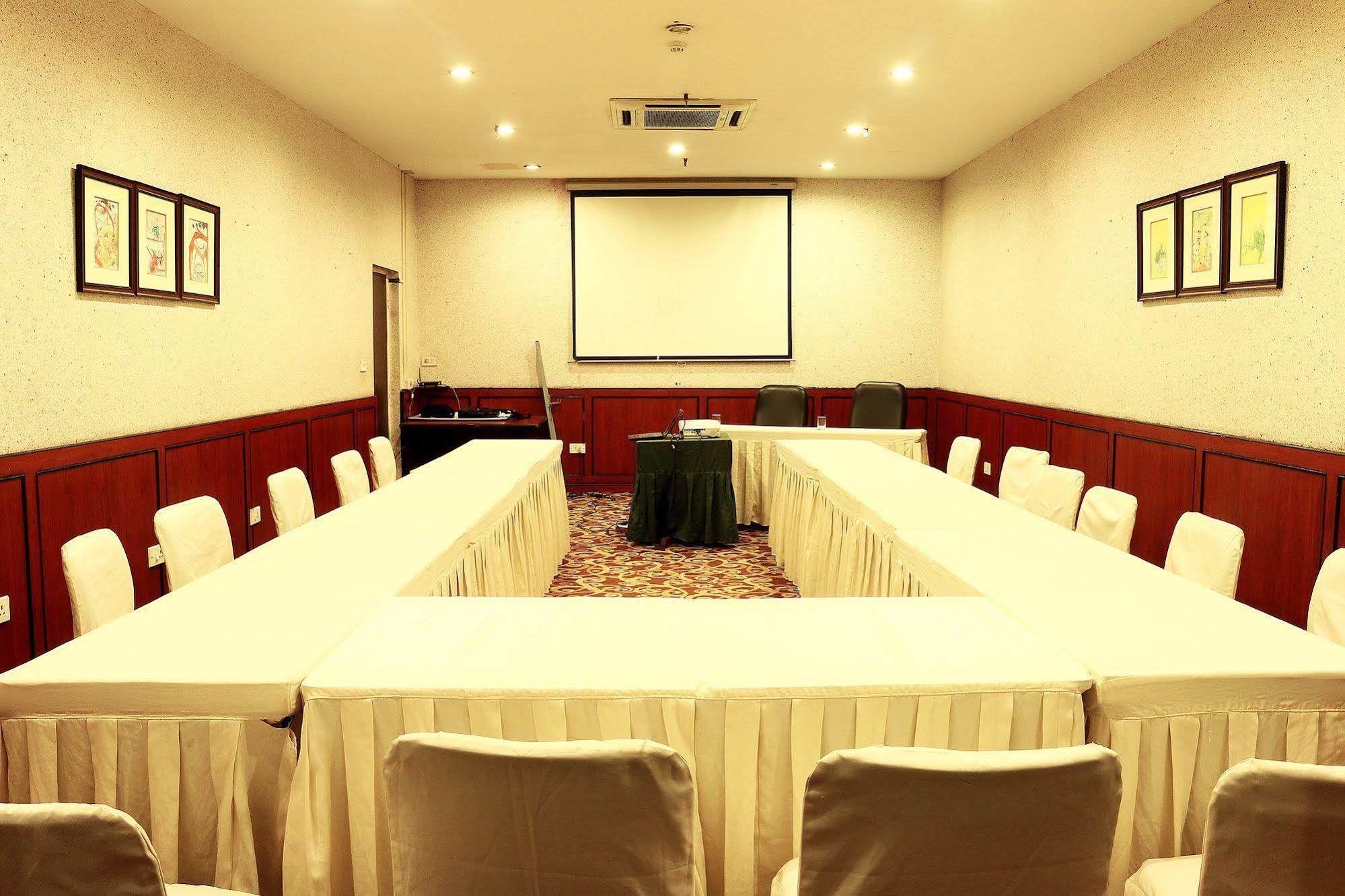Indismart Hotel Kolkata Bagian luar foto