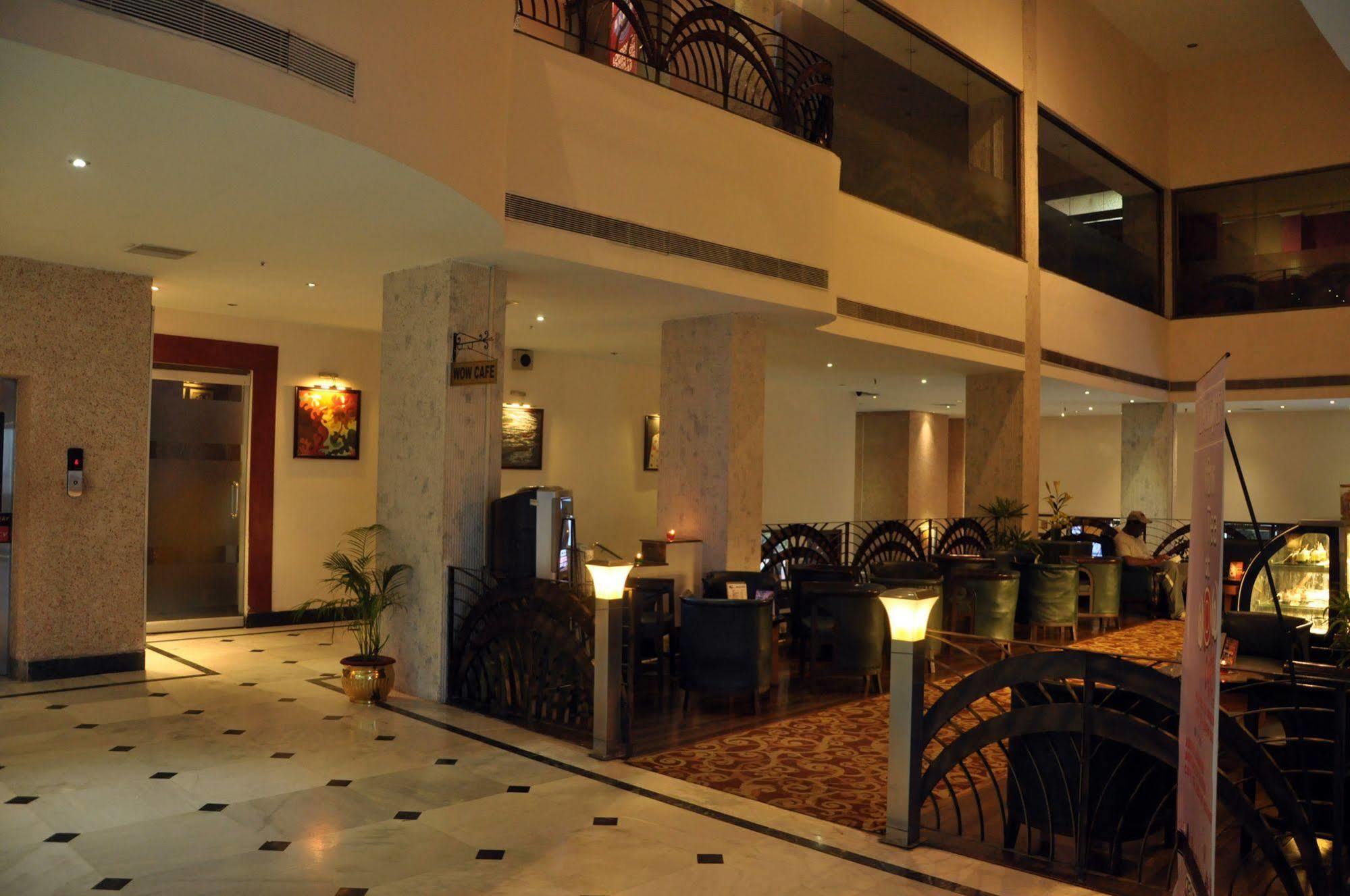Indismart Hotel Kolkata Bagian luar foto