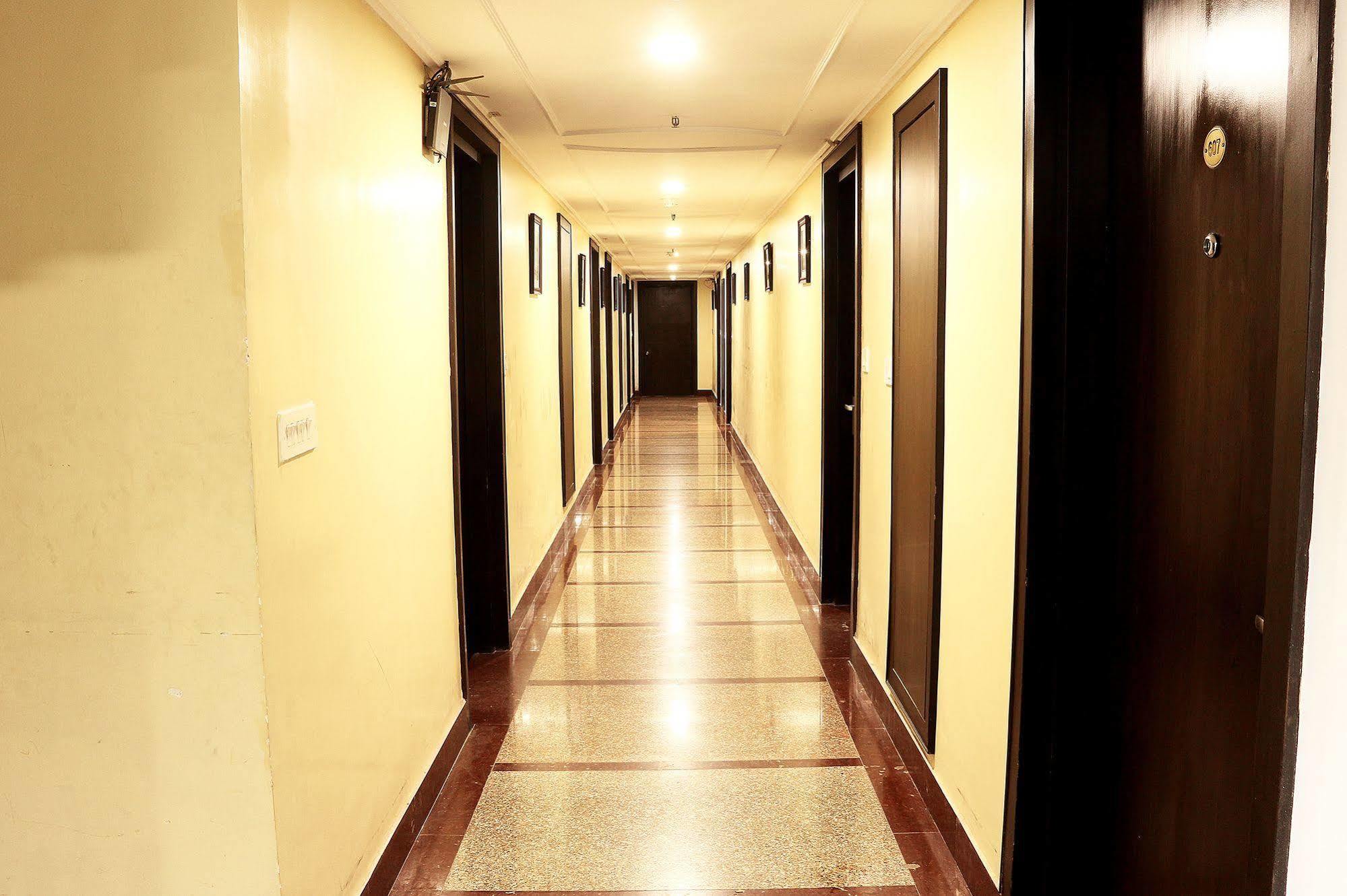 Indismart Hotel Kolkata Bagian luar foto